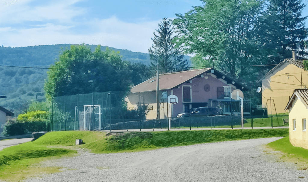 Photo de l 'aire de jeu sur cornod