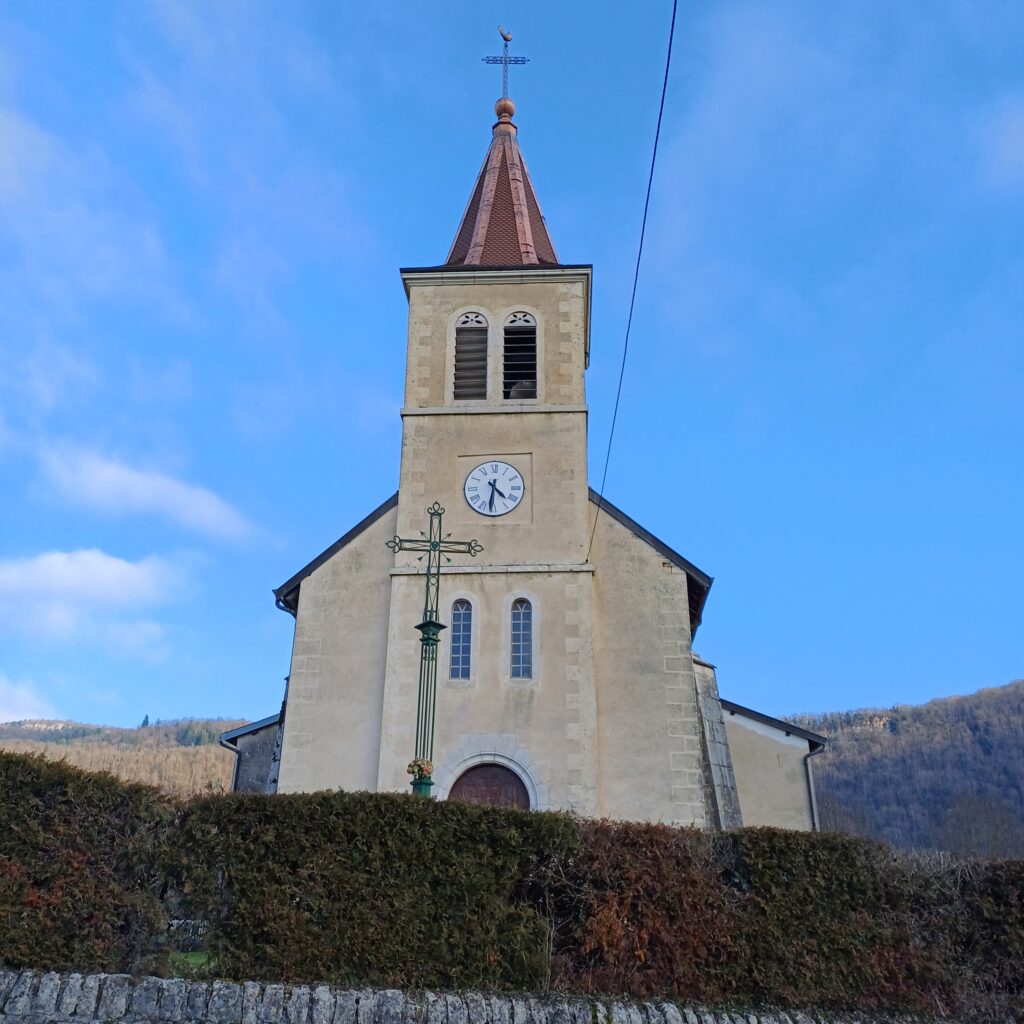 église de Cornod vue de face avec l 'horloge
