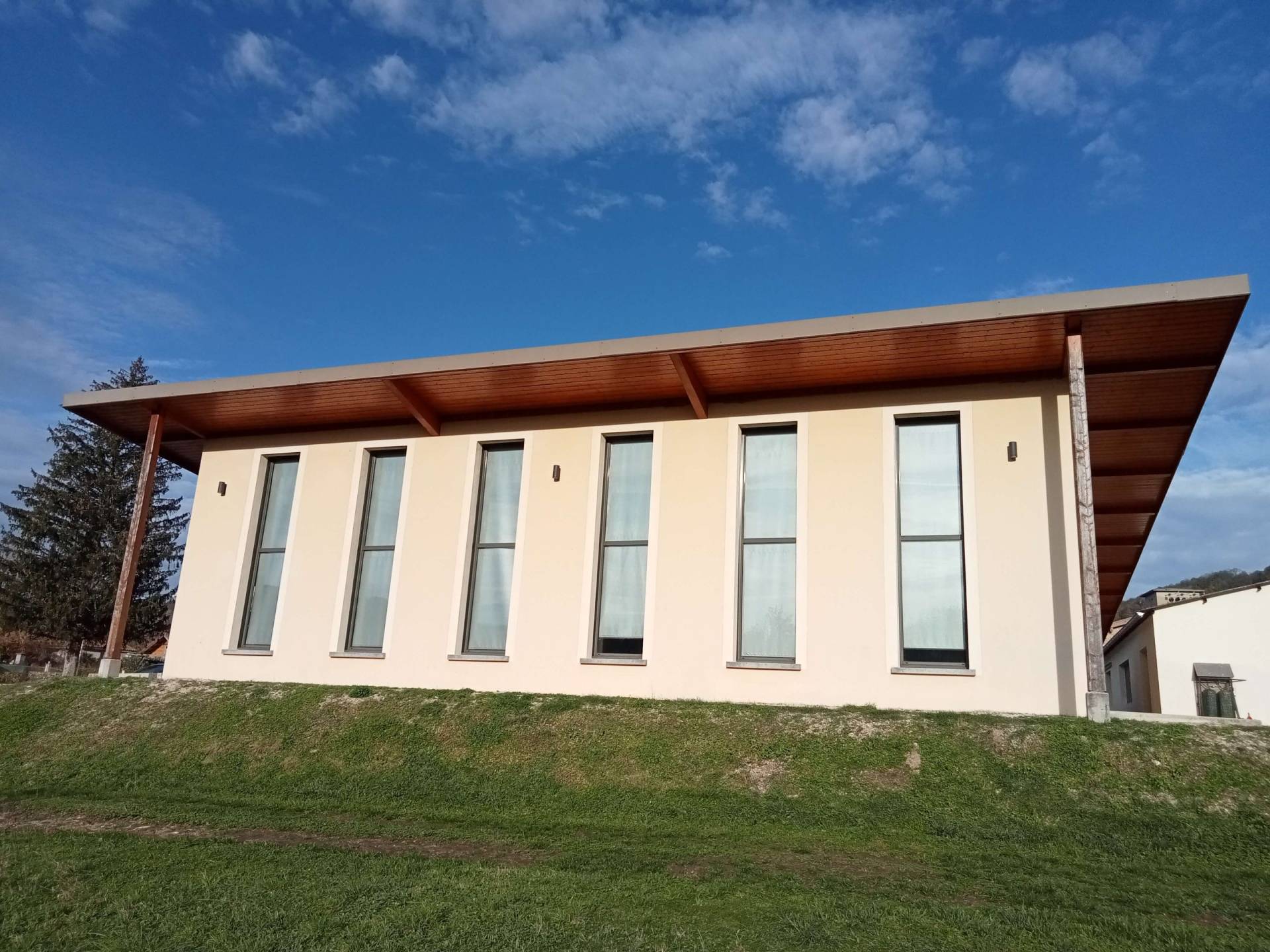 salle des fêtes vu extérieure derrière